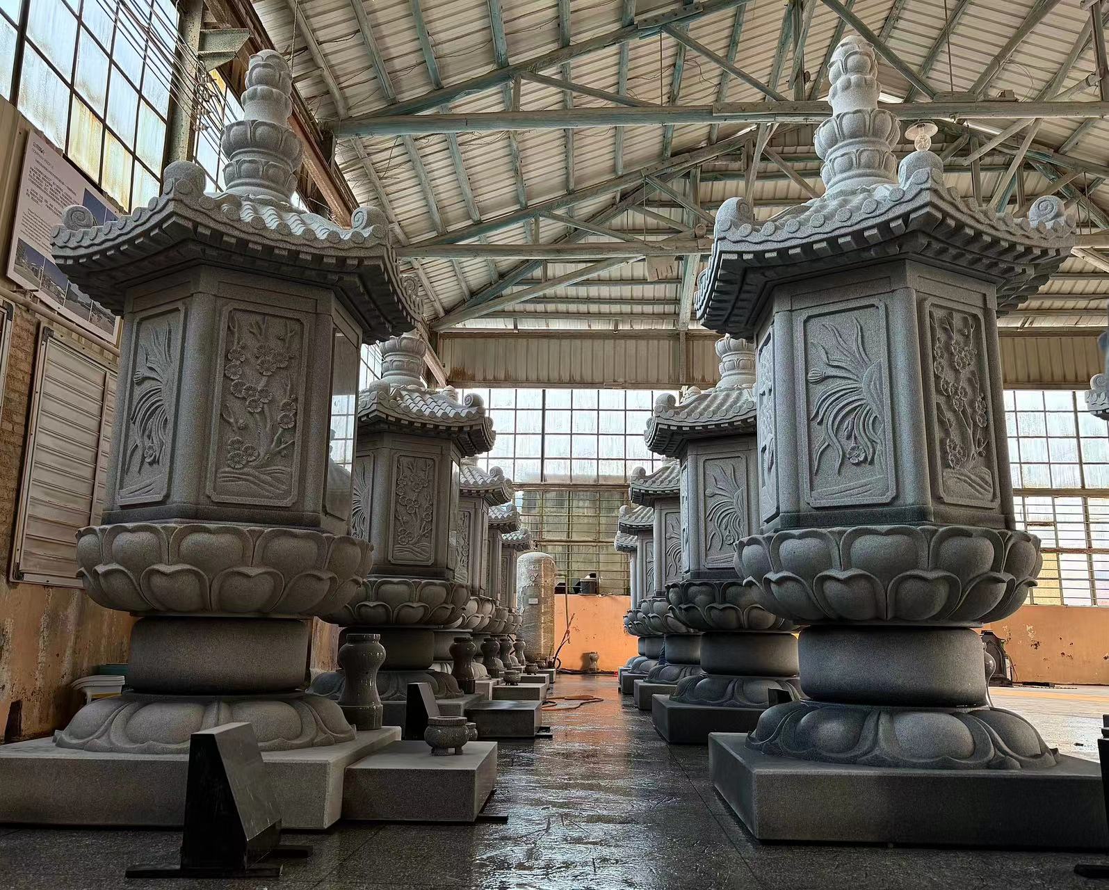 Ervende vakmanschap en het graveren van de eeuwigheid - Xingyan Stone Carving Factory voltooit aangepaste familie Tombstone Project