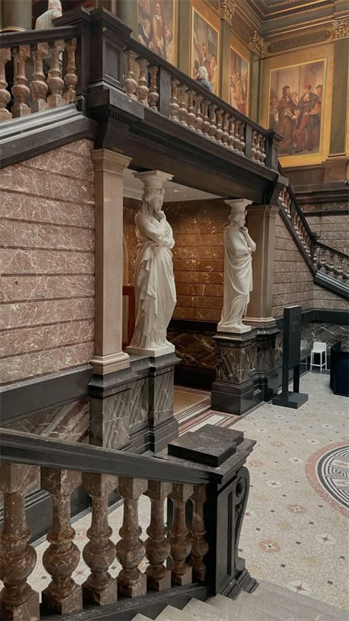 Diepe decoratie neemt je mee naar de Europese architectuur