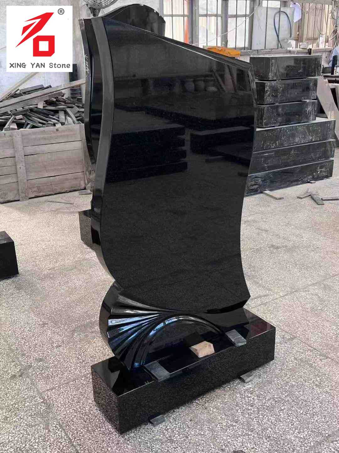 Zwart gevormde artistieke grafsteen