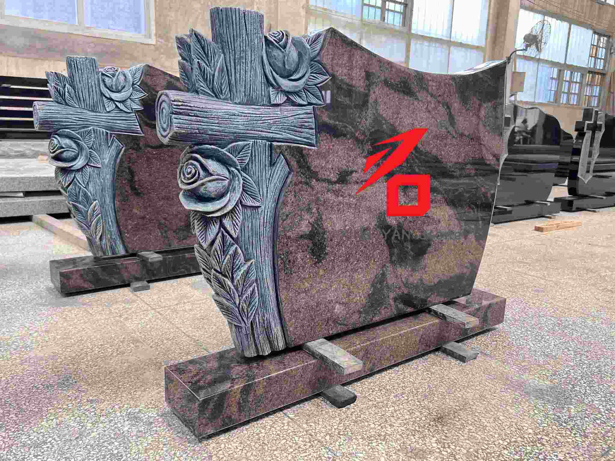 Herdenkingsgrafsteen met rozen- en kruispatroon