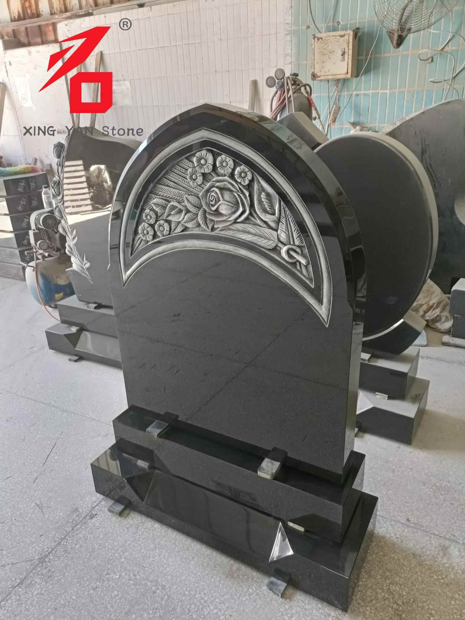 Rozengesneden grafsteen, zwart granieten gebogen grafsteen